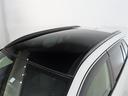 サンルーフ装備：晴れの日に開けていると凄い開放感が！雨の日や曇りの日でもサンシェードを開ければ、室内が明るくなり気分も晴れやかに！