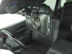 ドライブレコーダー装備：車の走行中の主に外観を中心に記録する撮影機材です！交通事故発生時の責任の所在を明確にしたり、観光等を記録するのにも役立ちます！ 6