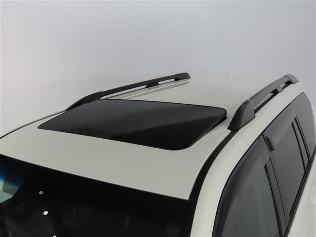 サンルーフ装備：晴れの日に開けていると凄い開放感が！雨の日や曇りの日でもサンシェードを開ければ、室内が明るくなり気分も晴れやかに！