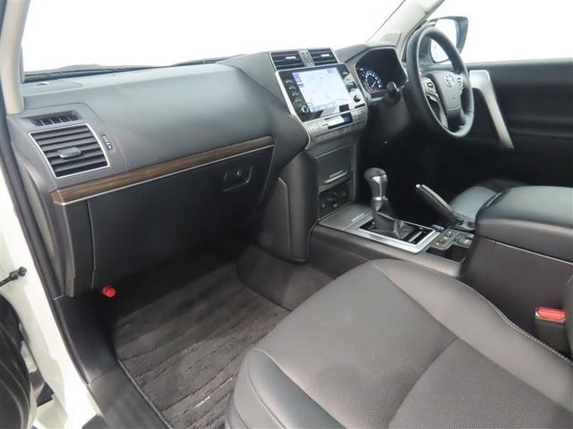 収納も便利で使いやすい。小物や大切な物をやさしく収納。カップホルダーの位置も使いやすいです♪