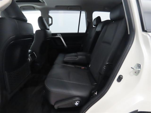 後席は、膝元に十分なスペースを確保！室内も専門のスタッフによる清掃済みでキレイです♪是非一度ご覧ください！