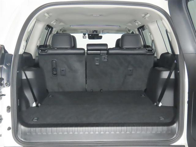 大きな開口幅で荷物を出し入れしやすいのが魅力のラゲージスペースです！リヤシートのシートバックの工夫で、更に積載容量が広くなり、よりたくさんの荷物の収納・長尺の荷物の収納が可能になります♪