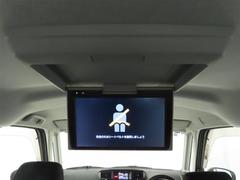 後席モニター装備：セカンドシートにご乗車の方は、ドライブ中も天井部についているモニターでＴＶ・ＤＶＤ等をお楽しみ下さい♪♪使用しない時は、画面を天井部分に格納できます！ 6
