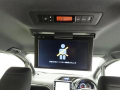 後席モニター装備：セカンドシート・サードシートにご乗車の方は、ドライブ中も天井部についているモニターでＴＶ・ＤＶＤ等をお楽しみ下さい♪♪使用しない時は、画面を天井部分に格納できます！ 5