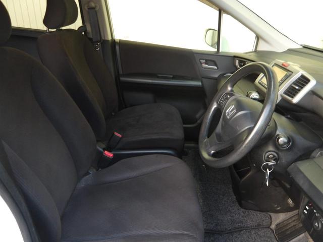 フリード Ｇ　エアロ　ジャストセレクション　２２年１２月登録／純正エアロ／プレミアムホワイト・パール／電動スライドドア／純正ＨＤＤインターナビ／ＴＶ／ＤＶＤビデオ／バックカメラ／ＥＴＣ／７人乗り／禁煙車／修復歴無し（16枚目）