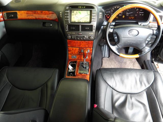 セルシオ Ｃ仕様　１７年４月登録／後期モデル／黒本革シート／純正ナビ／バックカメラ／１１５２３８ｋｍ時タイミングベルトセット交換済み／社外アルミホイール／社外マフラー／エアサスＫＩＴ／禁煙車／修復歴無し（2枚目）