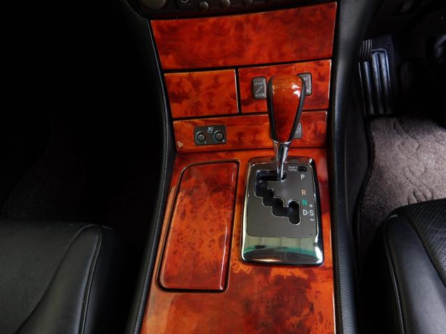 セルシオ Ｃ仕様　１７年４月登録／後期モデル／黒本革シート／純正ナビ／バックカメラ／１１５２３８ｋｍ時タイミングベルトセット交換済み／社外アルミホイール／社外マフラー／エアサスＫＩＴ／禁煙車／修復歴無し（7枚目）