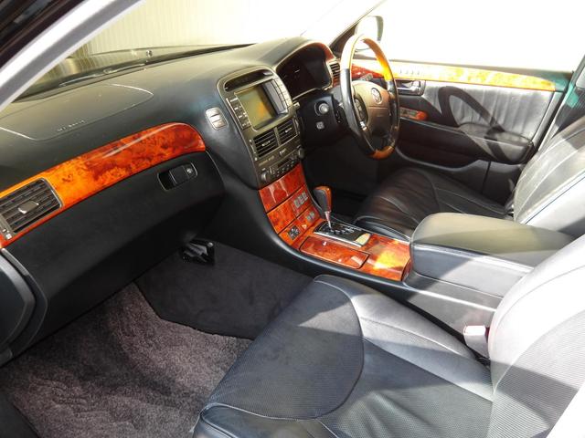 セルシオ Ｃ仕様　１７年４月登録／後期モデル／黒本革シート／純正ナビ／バックカメラ／１１５２３８ｋｍ時タイミングベルトセット交換済み／社外アルミホイール／社外マフラー／エアサスＫＩＴ／禁煙車／修復歴無し（8枚目）