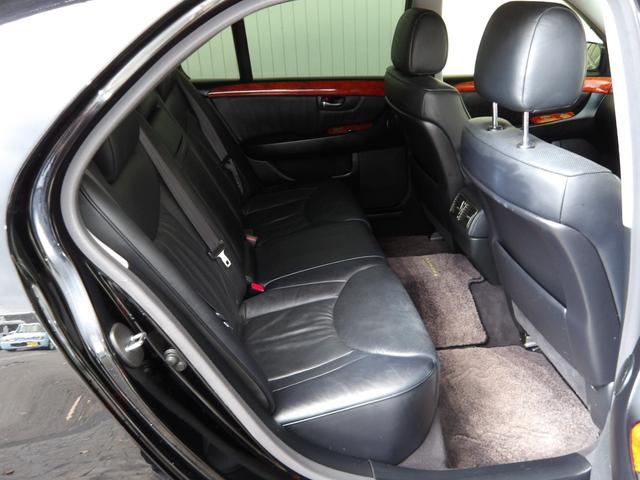 セルシオ Ｃ仕様　１７年４月登録／後期モデル／黒本革シート／純正ナビ／バックカメラ／１１５２３８ｋｍ時タイミングベルトセット交換済み／社外アルミホイール／社外マフラー／エアサスＫＩＴ／禁煙車／修復歴無し（10枚目）