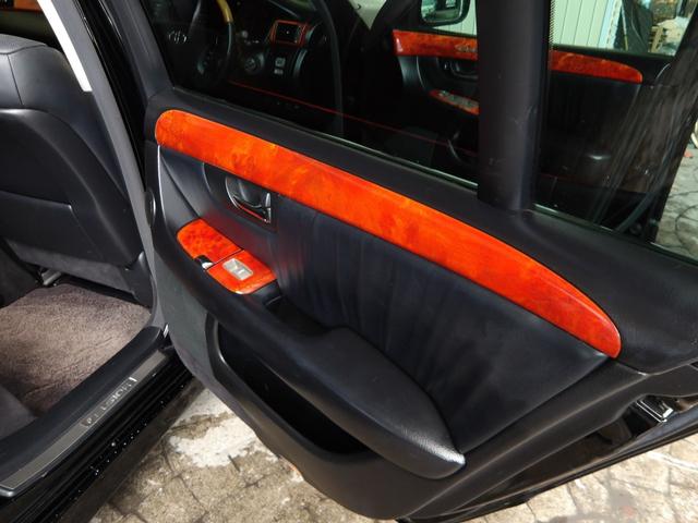 セルシオ Ｃ仕様　１７年４月登録／後期モデル／黒本革シート／純正ナビ／バックカメラ／１１５２３８ｋｍ時タイミングベルトセット交換済み／社外アルミホイール／社外マフラー／エアサスＫＩＴ／禁煙車／修復歴無し（30枚目）