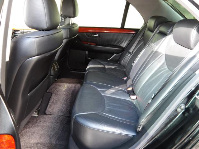 セルシオ Ｃ仕様　１７年４月登録／後期モデル／黒本革シート／純正ナビ／バックカメラ／１１５２３８ｋｍ時タイミングベルトセット交換済み／社外アルミホイール／社外マフラー／エアサスＫＩＴ／禁煙車／修復歴無し（32枚目）