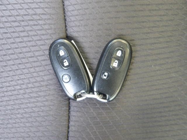 スマートエントリーキーシステムです。鍵を持っていればドアロック、解除、エンジン始動も楽チンです。イチイチ鍵を出す手間も無くなりますよ。悪天候時にも重宝しますね。