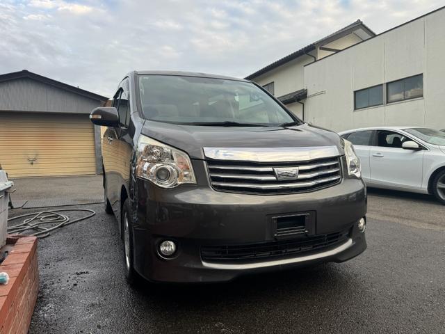 ノア ＹＹ　後期モデル／切り替え式４ＷＤ／５人乗り／ナビバックカメラ／前後ドライブレコーダー／（6枚目）