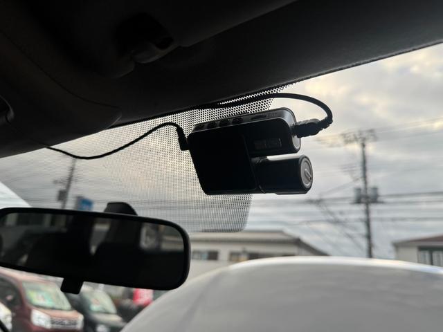 ノア ＹＹ　後期モデル／切り替え式４ＷＤ／５人乗り／ナビバックカメラ／前後ドライブレコーダー／（12枚目）