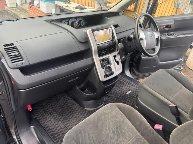 ノア ＹＹ　後期モデル／切り替え式４ＷＤ／５人乗り／ナビバックカメラ／前後ドライブレコーダー／（15枚目）