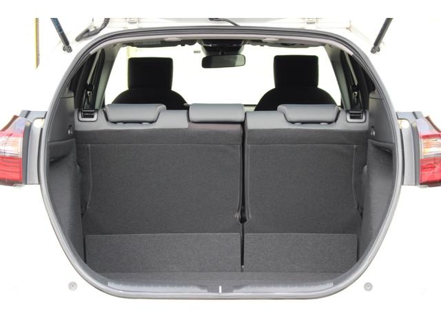 フィット ベーシック 純正ナビゲーション ETC車載器 チップアップ&ダイブダウン機構付6:4分割可倒式リアシート HondaSENSING 電子制御パーキングブレーキ オートブレーキホールド機能 スマートキー2個(13枚目)