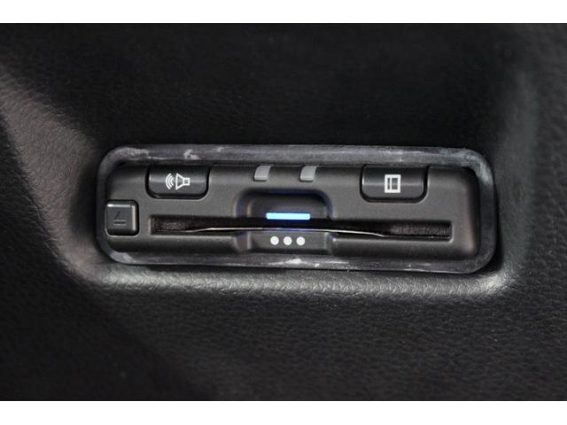 フィット ベーシック 純正ナビゲーション ETC車載器 チップアップ&ダイブダウン機構付6:4分割可倒式リアシート HondaSENSING 電子制御パーキングブレーキ オートブレーキホールド機能 スマートキー2個(24枚目)