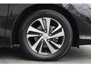 １５インチの純正アルミホイール。ブラック塗装も施され、スポーティかつスタイリッシュなデザインがこの車の足元の演出をします。