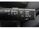 オートライトコントロールは外の暗さを感知し自動でON/OFF。また夜間でもエンジンをOFFにすれば一緒に消灯。消し忘れやトンネル走行時などに非常に重宝します!