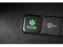 エンジンやエアコンといったクルマ全体の動きを燃費優先で自動制御するECONモード。空調など快適性を優先したいときはスイッチを押してOFFにできます。