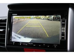 もちろんリアカメラも装備。安心、安全のために駐車時などの後方死角を減らします。また切り替えボタンを操作するとで、ノーマルビュー・ワイドビュー・トップダウンビューの切り替えが可能です！ 6