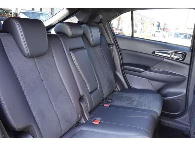 エクリプスクロスPHEV ブラックエディション モード切替式ツインモーター4WD フロ アシフト・パドルシフト・マイパイロット・横滑り防止機能・衝突被害軽減ブレーキ・車線逸脱警報・後側方車両検知警報システム・誤発進抑制・LEDヘッドライト・フォグランプ・オートハイビーム・スマホ連携ナビ(17枚目)