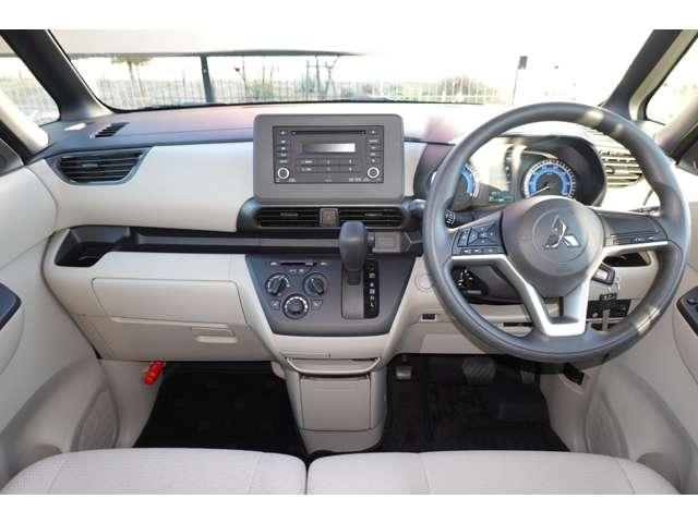 しっかりまとまった感のあるインパネ。各操作スイッチなども使いやすい位置に配置されていますよ。