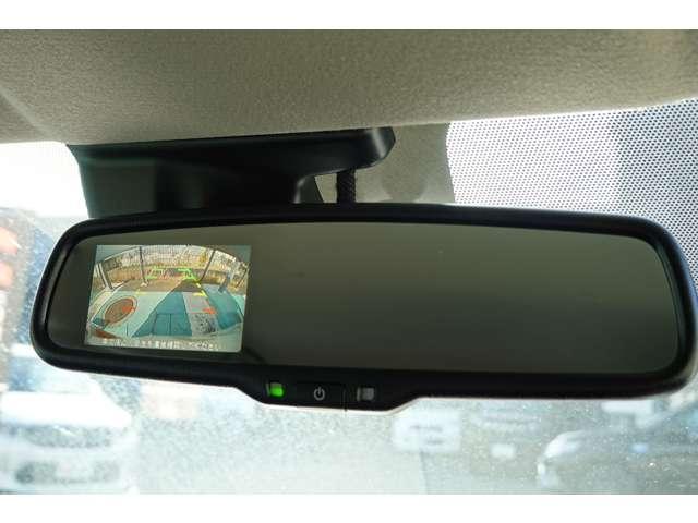 ルームミラー内のモニターを使って、真上から見下ろすような視点で、スマートに駐車ができます。