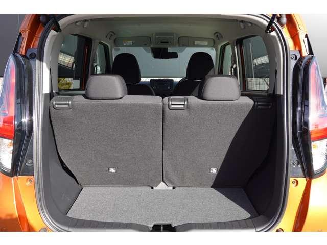 シートをたたむことで広々としたラゲッジスペースを設けることができます。