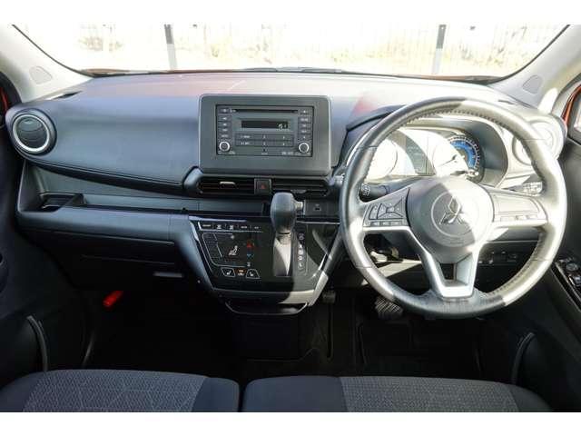 しっかりまとまった感のあるインパネ。各操作スイッチなども使いやすい位置に配置されていますよ。