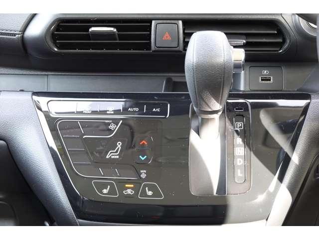シフトレバーとエアコン操作パネルが一体化。　　　快適な空間に。