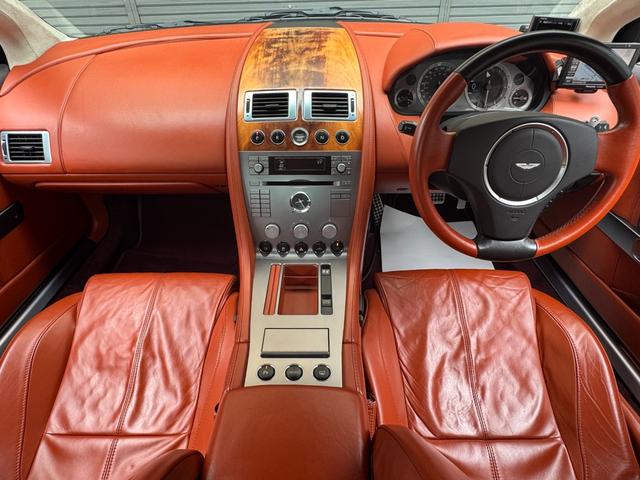 ＤＢ９ クーペ　ＭＡＮＳＯＲＹエアロ　ＭＡＮＳＯＲＹ２０ＡＷ　ＭＡＮＳＯＲＹマフラーカッター　マットブラウンラッピング　社外ナビ　レーダー　オレンジレザー　可変マフラーバルブＳＷ　純正新品ホイールナット　スペアキー（10枚目）