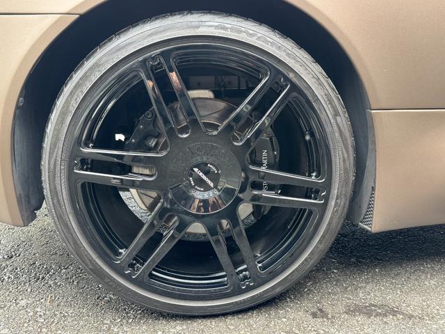 ＤＢ９ クーペ　ＭＡＮＳＯＲＹエアロ　ＭＡＮＳＯＲＹ２０ＡＷ　ＭＡＮＳＯＲＹマフラーカッター　マットブラウンラッピング　社外ナビ　レーダー　オレンジレザー　可変マフラーバルブＳＷ　純正新品ホイールナット　スペアキー（37枚目）