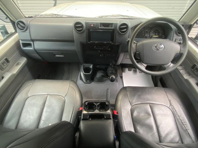 ランドクルーザー70 バン 5MT トヨタ純正ウインチ 30周年再販モデル ナビ フルセグTV ETC バックモニター Bluetooth接続 背面タイヤ ブラックレザーシートカバー デフロック ヒーターコントロール(12枚目)