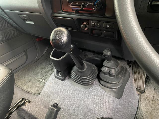 ランドクルーザー70 バン 5MT トヨタ純正ウインチ 30周年再販モデル ナビ フルセグTV ETC バックモニター Bluetooth接続 背面タイヤ ブラックレザーシートカバー デフロック ヒーターコントロール(17枚目)