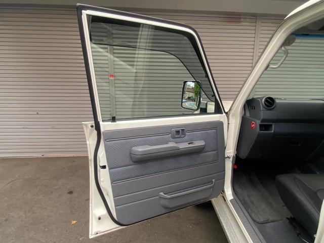 ランドクルーザー70 バン 5MT トヨタ純正ウインチ 30周年再販モデル ナビ フルセグTV ETC バックモニター Bluetooth接続 背面タイヤ ブラックレザーシートカバー デフロック ヒーターコントロール(23枚目)