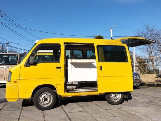 サンバーバン トランスポーター　トランスポーター　ＡＴ・ＰＳ　軽バンキッチンカー　８０Ｌタンク　２槽シンク　カウンター付作業テーブル　移動カフェ　キッチンカー　　移動販売車　軽キッチンカー　全塗装済（2枚目）