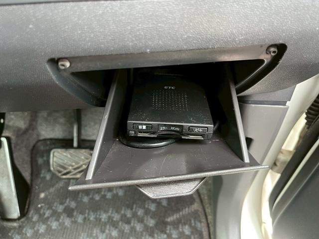 ワゴンＲ ＦＸ－Ｓリミテッド　ＥＴＣ　ナビ　キーレスエントリー　電動格納ミラー　ベンチシート　ＡＴ　盗難防止システム　ＣＤ　ＤＶＤ再生　アルミホイール　衝突安全ボディ　エアコン　パワーステアリング　パワーウィンドウ（4枚目）