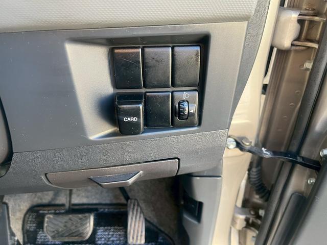 ワゴンＲ ＦＸ　タイミングチェーン　純正ＣＤデッキ　電動格納ミラー　レベライザー　バイザー　ベンチシート　記録簿　社外１５インチアルミホイール　衝突安全ボディ　エアコン　パワーステアリング　パワーウィンドウ（5枚目）