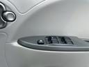 パワーウィンドウのスイッチですよ。運転席に居ながら窓を開け閉めのコントロールできますよ。