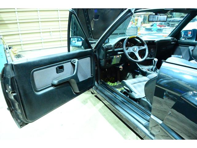 3シリーズ 320iカブリオーレ 6気筒2.5エンジン載せ替え公認 6連スロットル 5MT ワイドボディ Work-CR01R特別オーダーカラー 左ハンドル(48枚目)