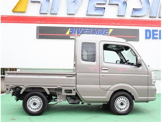 スーパーキャリイ Ｘ　記録簿　登録／届出済未使用車　アイドリングストップ　衝突被害軽減システム　ＬＥＤオートライトフォグ　キーレス　電動格納ドアミラー　オーバーヘッドコンソール　荷台ライト　ライトレベライザー（5枚目）