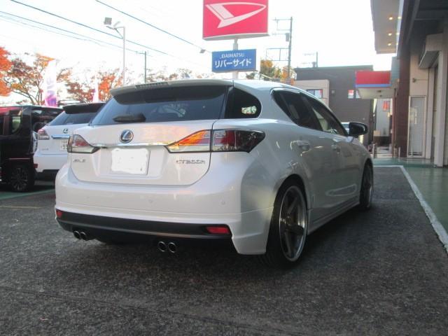 ＣＴ ＣＴ２００ｈ　バージョンＬ　モデリスタエアロ　黒革シート　シートヒータ　純正ナビＴＶバックカメラ　ＥＴＣ　１９インチアルミ　スマートキープッシュスタート　ＨＩＤオートライト　ローダウン　オートエアコン　盗難防止　横滑り防止（6枚目）