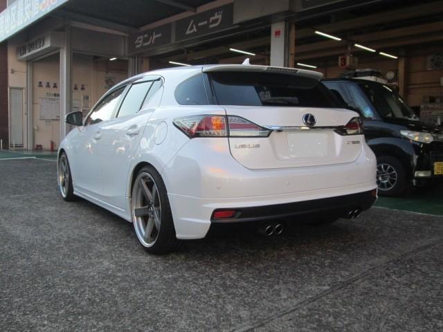 ＣＴ ＣＴ２００ｈ　バージョンＬ　モデリスタエアロ　黒革シート　シートヒータ　純正ナビＴＶバックカメラ　ＥＴＣ　１９インチアルミ　スマートキープッシュスタート　ＨＩＤオートライト　ローダウン　オートエアコン　盗難防止　横滑り防止（14枚目）