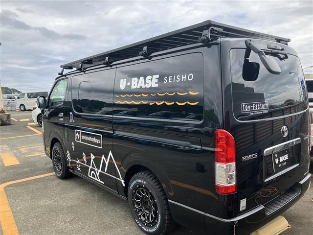 Ｕ－ＢＡＳＥ　ＯＮＥ　登録済未使用車　１００ＫＭ以下　Ｕ－ＢＡＳＥ　ＯＮＥ　トイファクトリー　キャンパー　ベッド　ＲＥＶＯシート　クーラーボックス　ＦＦヒーター　トリプル断熱　シンク　排水・給水タンク　アルパインナビ(3枚目)