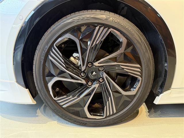 プリウス Ｚ　リアカメラ　プリクラッシュ　試乗車　ＰＷシート　エアロ　ＡＣ１００Ｖ電源　ＬＥＤランプ　オートクルーズ　アルミホイール　ドライブレコーダ　ＡＣ　運転席エアバッグ　横滑り防止装置　ＥＴＣ付　ＴＶ　ＡＢＳ（4枚目）