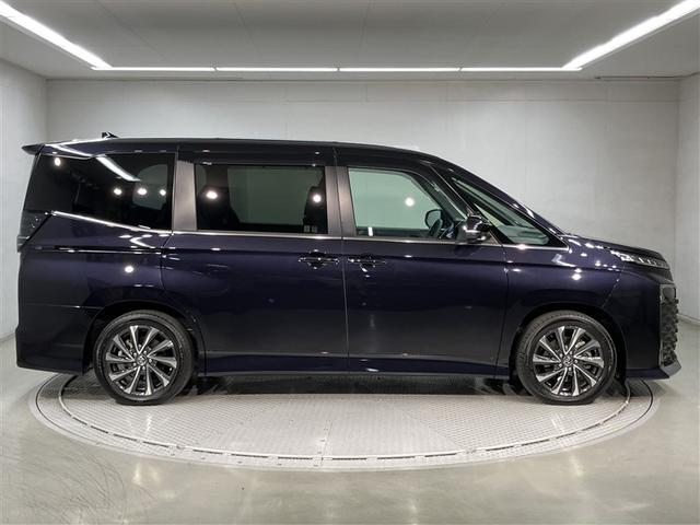 ヴォクシー Ｓ－Ｚ　ＤＶＤ再生機能　スマートキープッシュスタート　両側電動パワースライドドア　パワーウインドウ　ＥＴＣ車載器　ＬＥＤライト　アルミホイール　盗難防止装置　横滑り防止機能　キーフリー　ナビＴＶ　メモリナビ（3枚目）