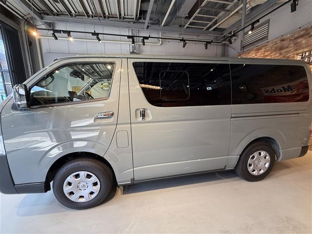 ハイエースバン ロングスーパーＧＬ　ダブルエアコン　助手席エアバッグ　ＬＥＤヘッド　運転席エアバッグ　イモビライザー　オートエアコン　フルセグテレビ　フルタイム４ＷＤ　メモリナビ　パワーステアリング　スマ－トキー　ワンオーナー車　ＡＢＳ（2枚目）