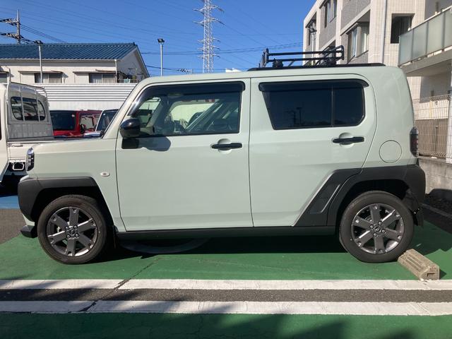 タフト Ｇターボ　ダーククロムベンチャー　特別仕様車　純正１０インチナビ　前後ドライブレコーダー　ＥＴＣ　パノラマモニター　衝突軽減ブレーキ　誤発進抑制装置　ルーフキャリア　前後マッドフラップ　コーナーセンサー　スマートキー　フードエンブレム（3枚目）