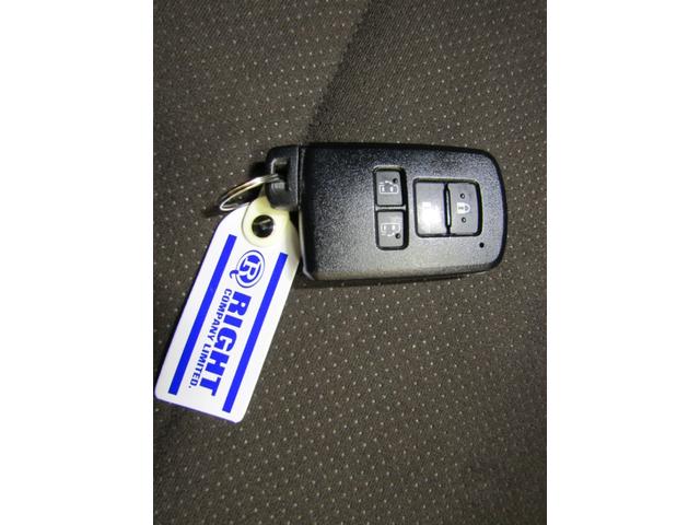 TOYOTA SIENTA HYBRID G CUERO